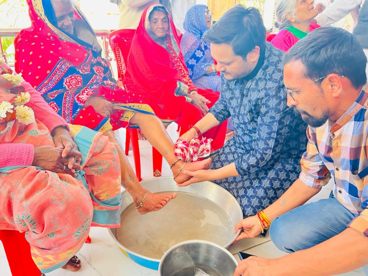 वृद्धाश्रम के बुजुर्गों ने रखी थी मंदिर की नीव, बीएमसी प्रथम बैच के छात्रों ने संवारा