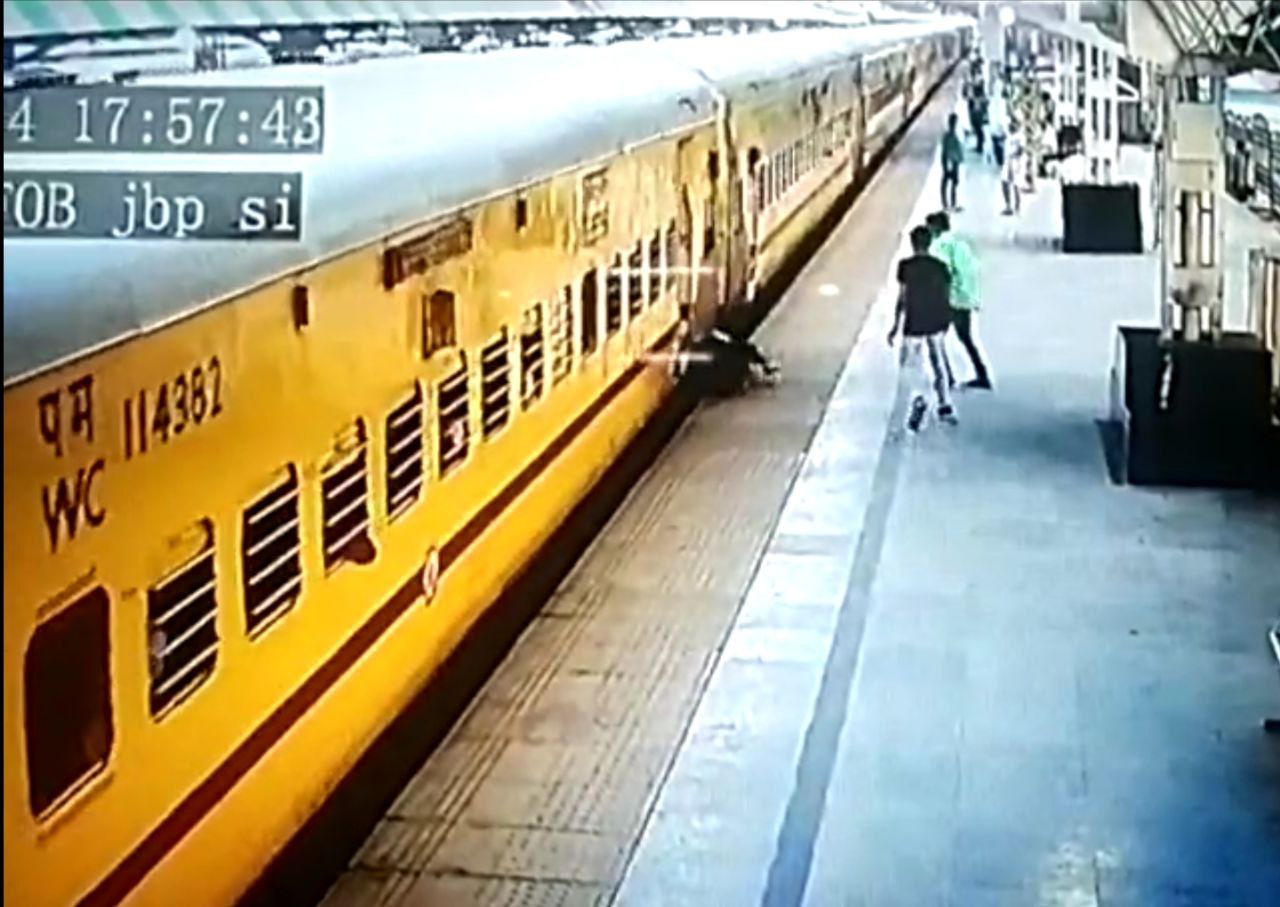 चलती ट्रेन को पकड़ने की प्रयास में ट्रेन से गिरी लडकी