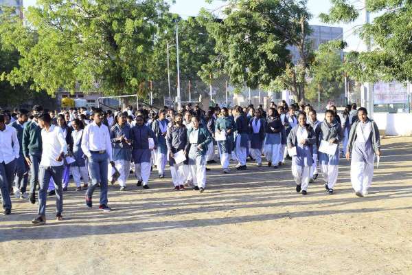 अंग्रेजी का पेपर देकर खिले चेहरे