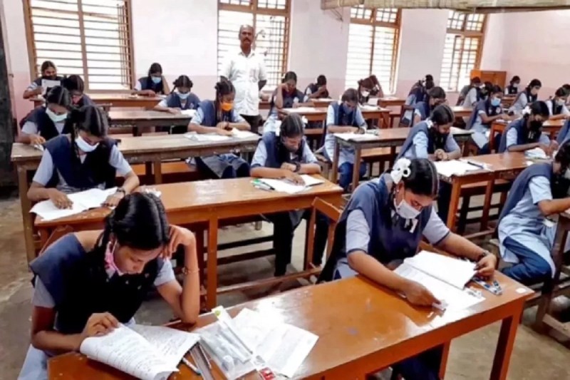 CG Open School Exam 2025: 12वीं के हिंदी के पेपर में बड़ी लापरवाही, आउट ऑफ सिलेबस पूछे गए 16 सवाल, मचा हड़कंप