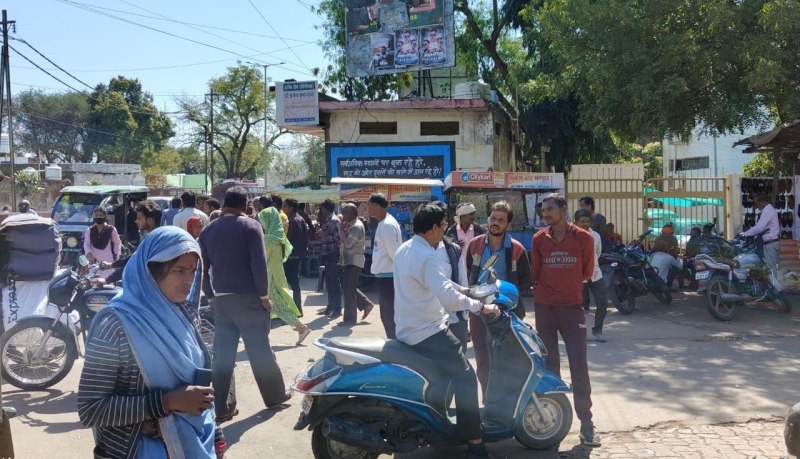 मजदूरी मिलने के इंतजार में खड़े किसान मजदूर