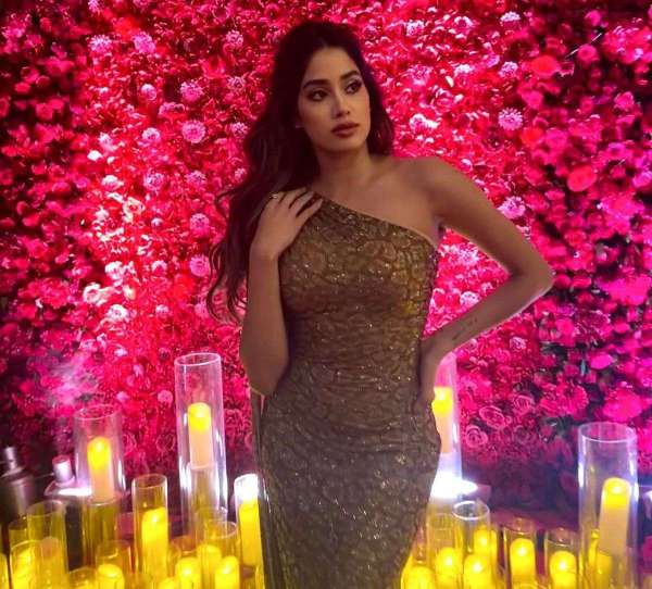 Janhvi Kapoor bold and beautiful photos viral on social media
