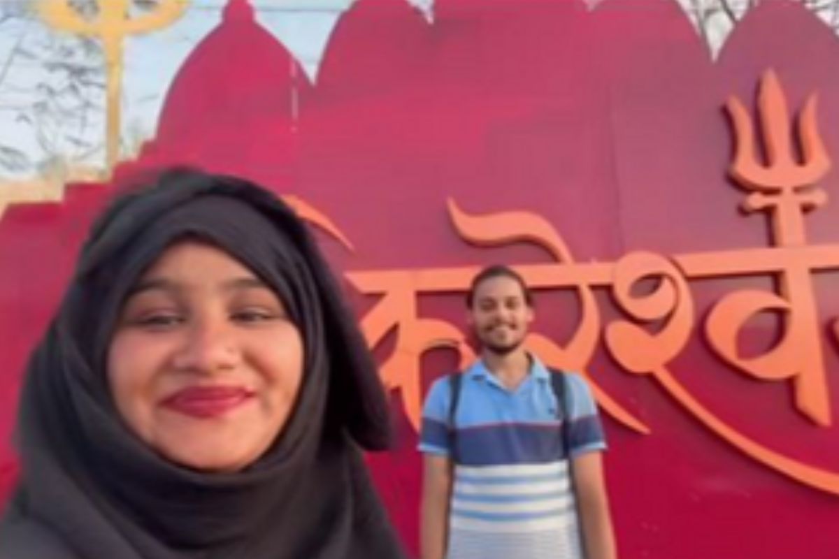 muslim_girl_reached_omkareshwar.jpg