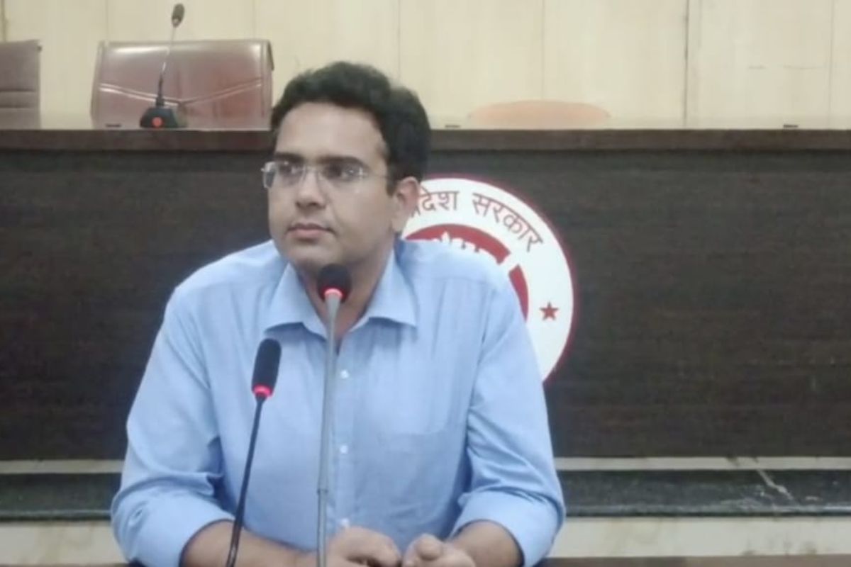 prayagraj_dm_navneet_singh_chahal_01.jpg
