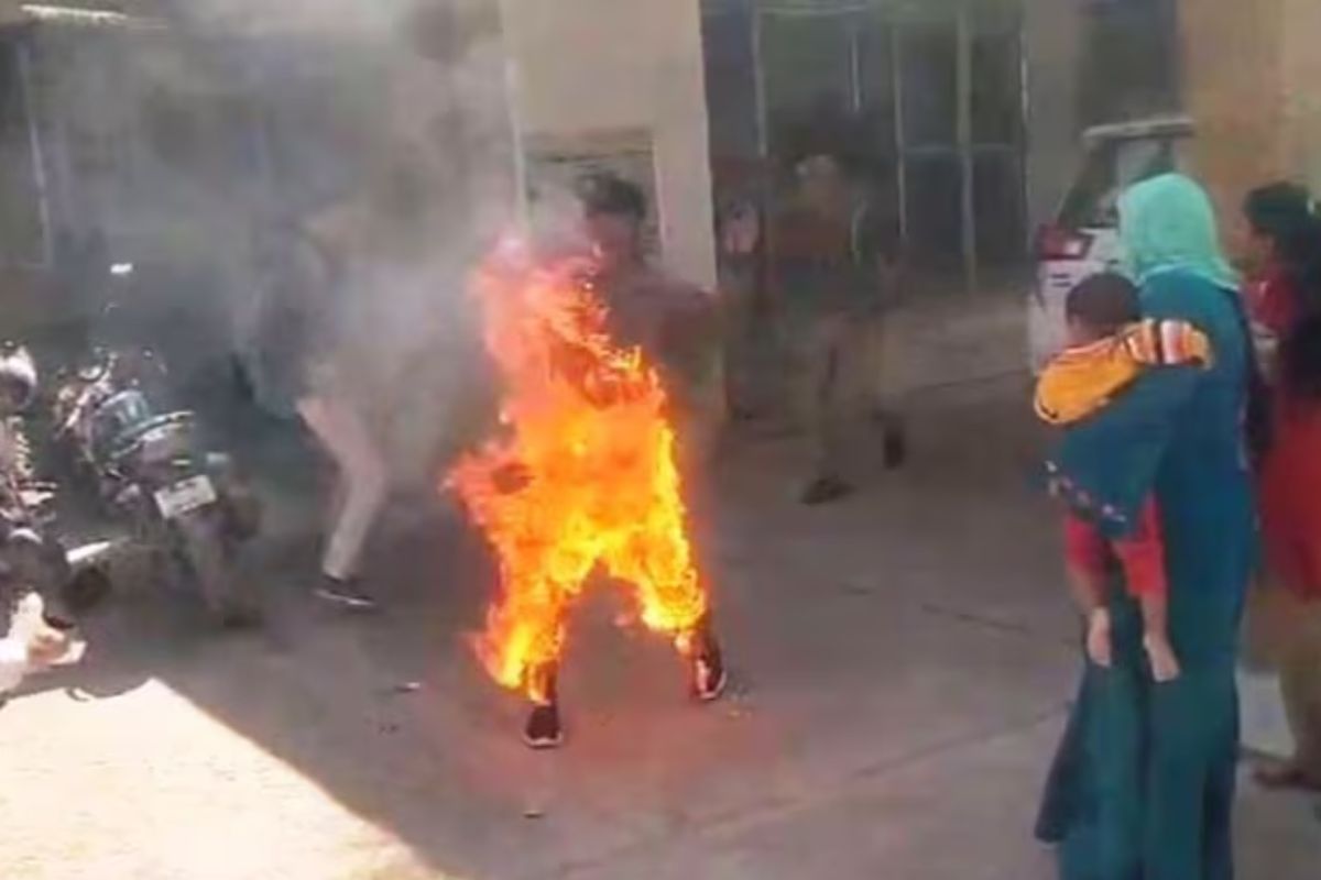 Shahjahanpur: FIR नहीं लिखने पर एक व्यक्ति ने SP ऑफिस के बाहर खुद को लगाया आग,
बेबस बच्चे पुकारते रहे पापा-पापा