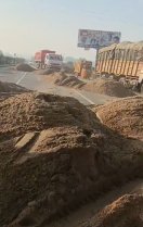 रेत माफिया को पुलिस ने घेरा, 50 ट्रॉली रेत हाइवे पर फैलाकर भागे