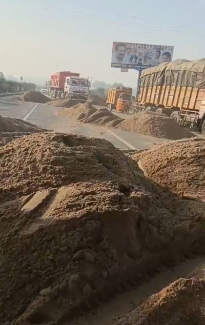 रेत माफिया को पुलिस ने घेरा, 50 ट्रॉली रेत हाइवे पर फैलाकर भागे