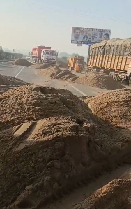 रेत माफिया को पुलिस ने घेरा, 50 ट्रॉली रेत हाइवे पर फैलाकर भागे