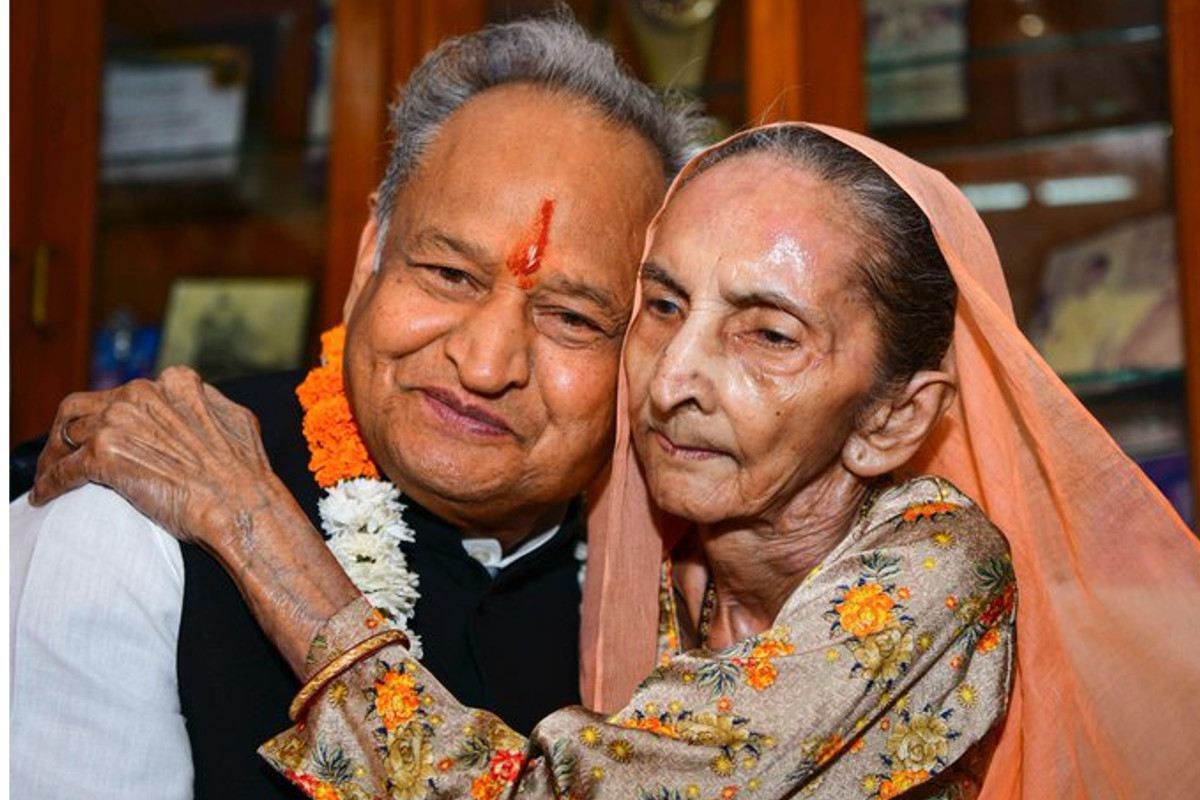 ashok gehlot gets emotional on elder sister vimla devi sad demise