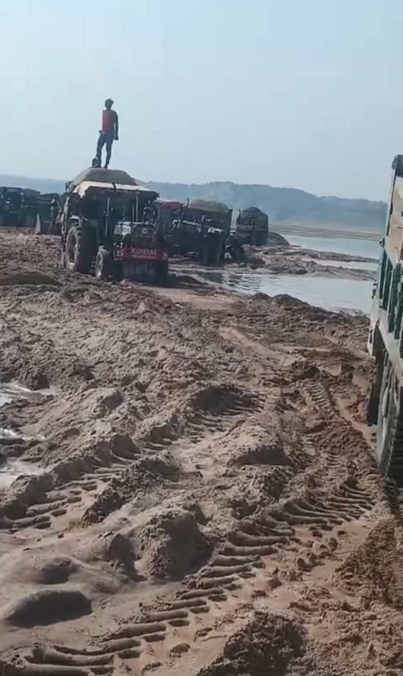 थाना प्रभारी बदलते ही कैंथरी चंबल घाट से अवैध रेत उत्खनन शुरू, वीडियो वायरल