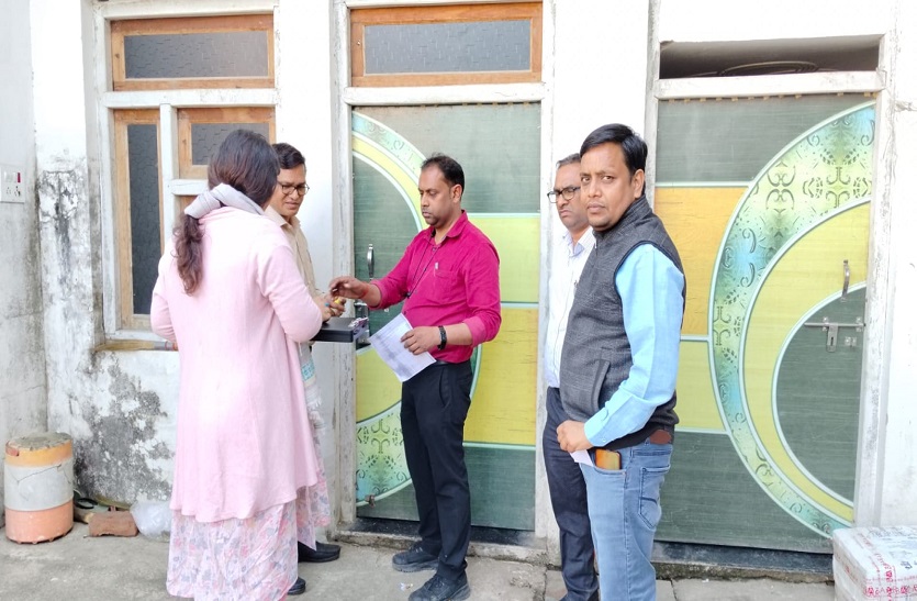 सपरेटा दूध से तैयार किया मावा, फैट बढ़ाने के लिए मिला रहे थे पामोलीन तेल