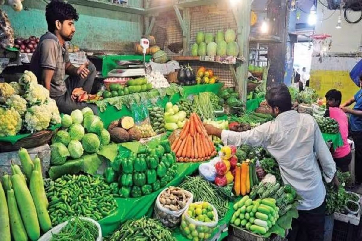 Vegetable Price Hike: गर्मी शुरू होते ही आसमान पर सब्जियों व फलों की कीमत, बोहार
भाजी 200 रुपए किलो तो इनके भी बढे भाव…देखिए