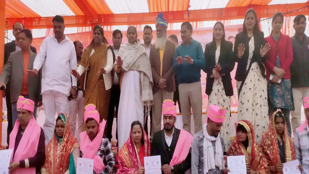 164-couples-held-hands-in-sambhal.jpg