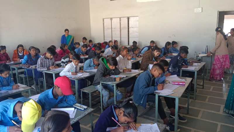परीक्षा देते हुए विद्यार्थी