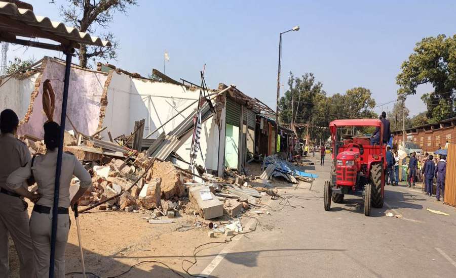 रिशु हत्याकांड के आरोपियों के घरों पर नहीं चला बुलडोजर, पुलिस की मौजूदगी में मजदूरों ने तोड़ा