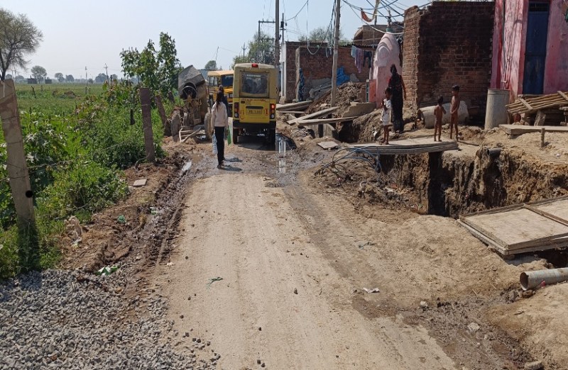 Lok saha morena गोद लेकर सींगपुरा गांव भूले सांसद तोमर, मिडिल स्कूल है न सडक़ें