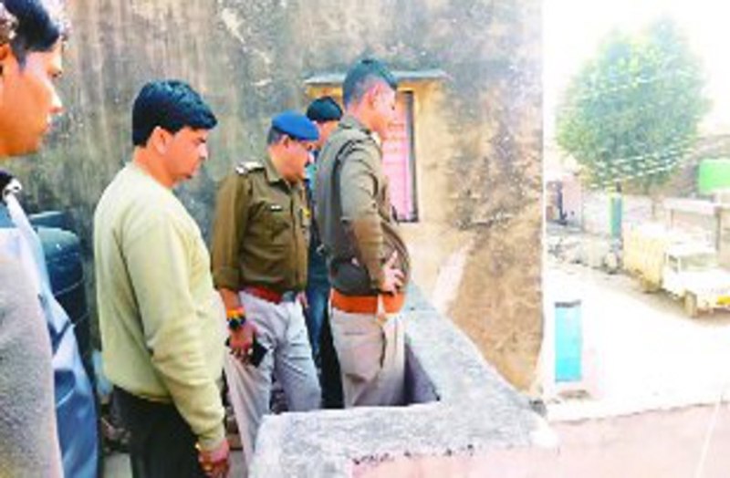 अलमारी से नकदी चुराते रहे चोर और वो सोते रहे