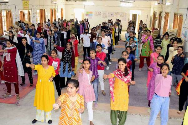 छात्राओं ने सीखे आत्मरक्षा के गुर