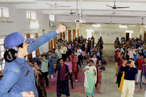 छात्राओं ने सीखे आत्मरक्षा के गुर