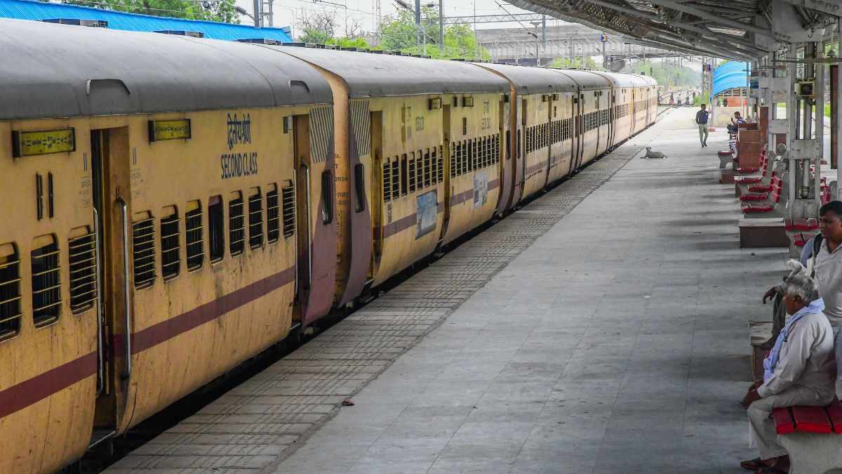 Holi special trains 2024 होली पर घर जाने को नहीं मिला टिकट, तो मत होइए