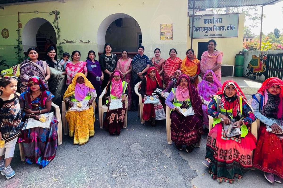 अन्तर्राष्ट्रीय महिला दिवस : जिला प्रमुख ने सफाईकर्मी और नर्सिंग ऑफिसर का किया सम्मान