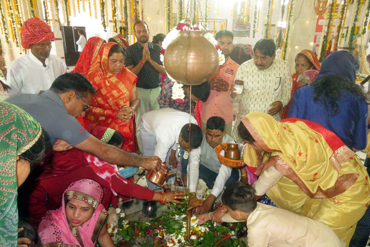 हर-हर महादेव के जयकारों से गूंजे शिवालय, शिव मंदिरों में उमड़ा आस्था का सैलाब