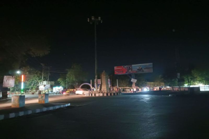 Discom action नगर परिषद में डेढ़ करोड़ का बिजली बिल बकाया, डिस्कॉम ने काटे कनेक्शन, शहर की सड़कों व चौराहों पर पसरा अंधेरा