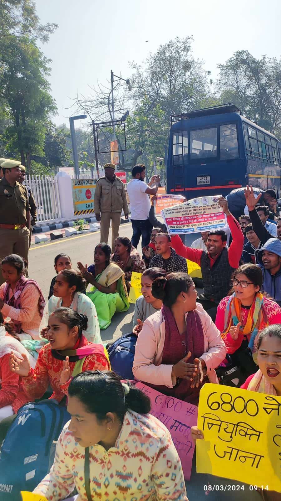 Photo: 68000 शिक्षक भर्ती कैंडिडेट्स का केशव प्रसाद मौर्या के घर हल्ला बोल, जमकर
प्रदर्शन जारी