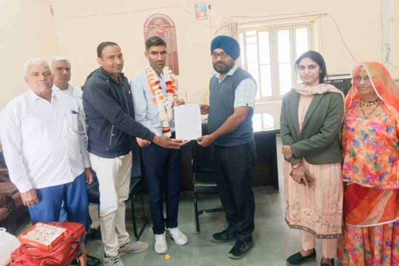 success story: किसान का बेटा खेत में पढ़कर बना कॉलेज प्रोफेसर