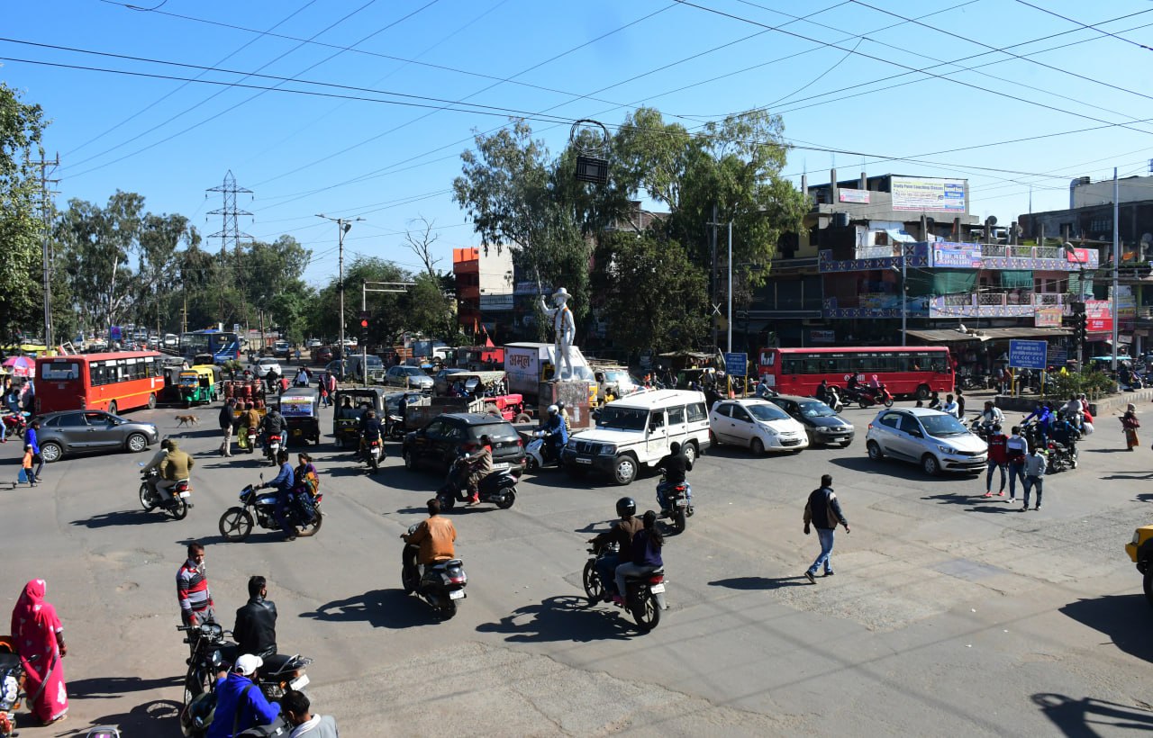 अयोध्या बायपास की आधी सडक़ पर रहता अतिक्रमण जाम का कारण