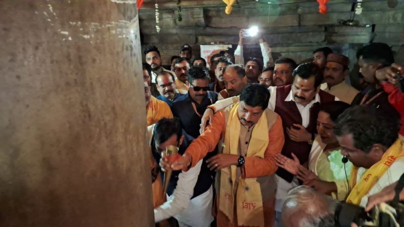 जलाभिषेक करते हुए