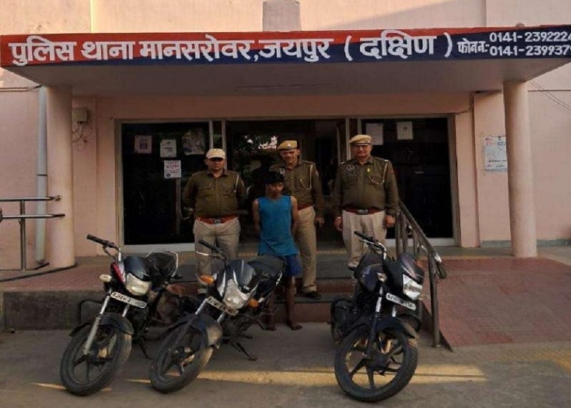 बाइक चुराने वाला आरोपी गिरफ्तार, तीन बाइक बरामद
