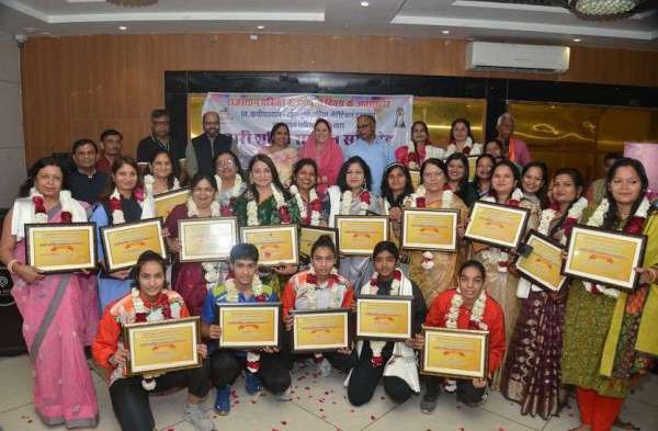 नारी तू नारायणी...सपना देखें, टूटने न दें, हौसले से भरें उड़ान