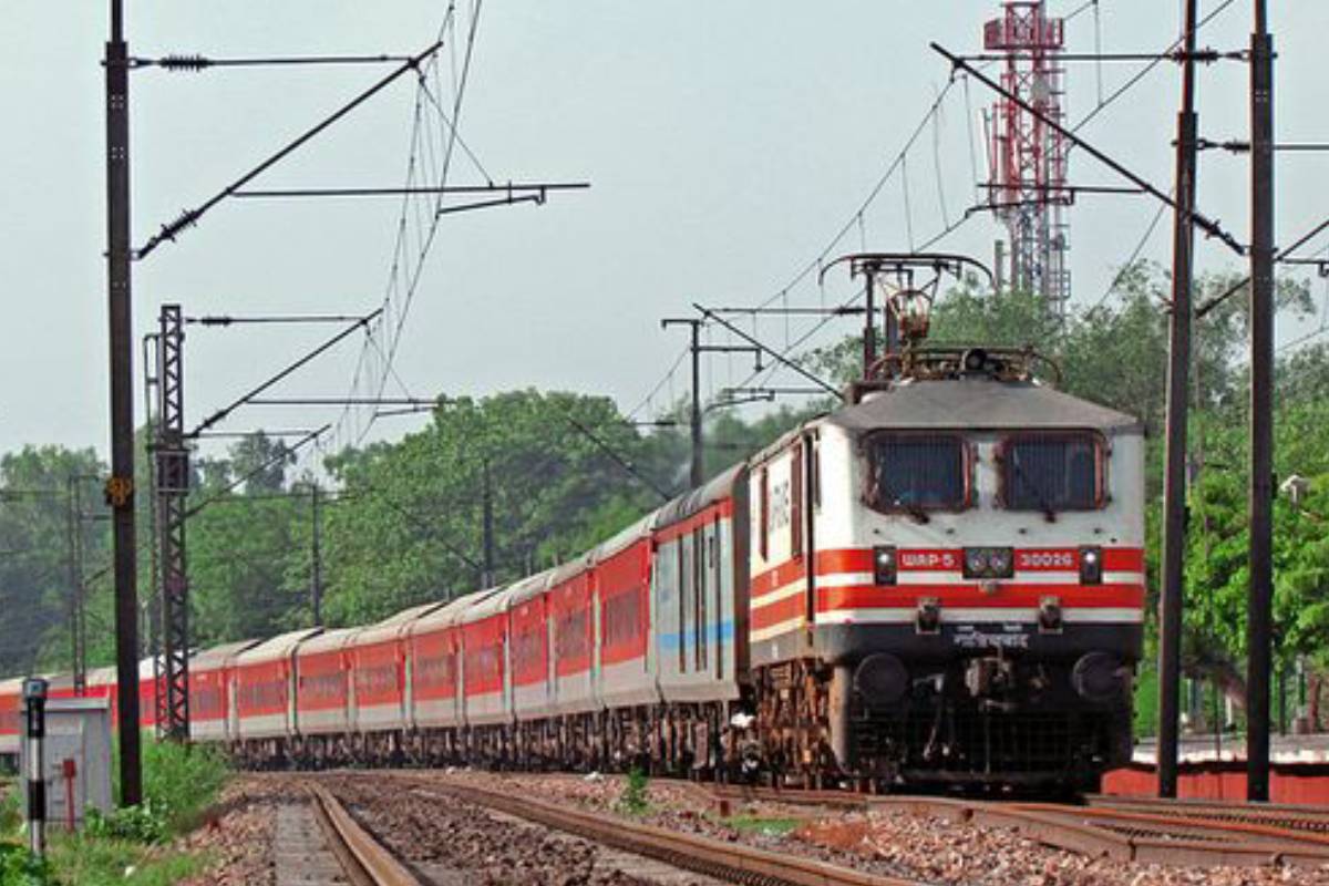 holi_special_train_by_indian_railways_good_news.jpg
