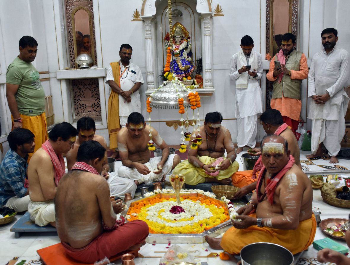 महाशिवरात्रि पर्व : शिवालयों में गूंजे महादेव के जयकारे, लगी कतारें