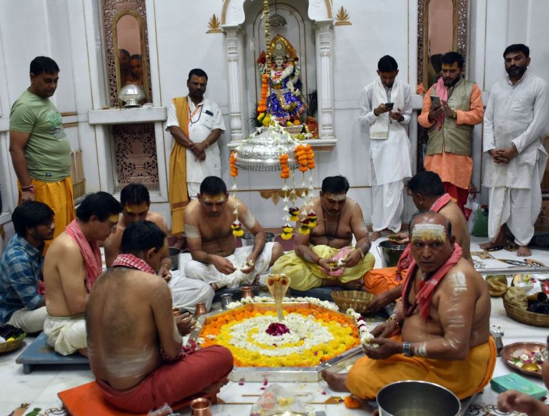 महाशिवरात्रि पर्व : शिवालयों में गूंजे महादेव के जयकारे, लगी कतारें