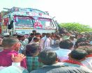 ट्रक की चपेट में आने से मौत, ग्रामीणों और परिजनों ने किया 3 घंटे चक्काजाम
