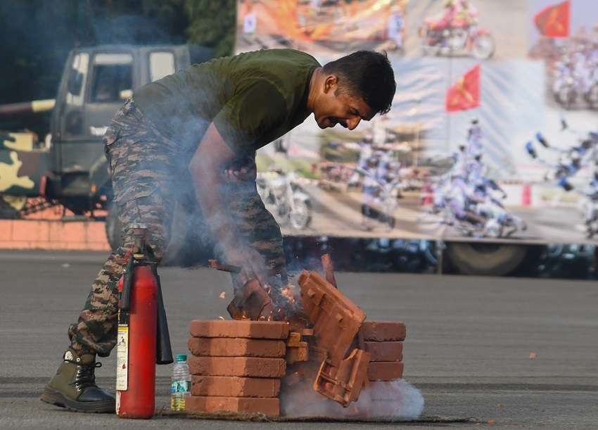 photos : ओटीए कैडेट्स और भारतीय सेना की डिस्प्ले टीम ने दिखाए हैरतंगेज करतब