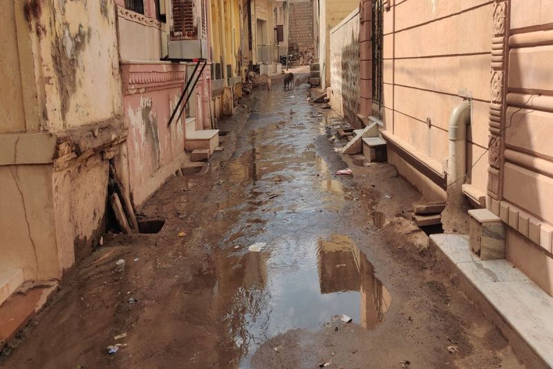 200 मीटर रोड पर नाली का ओवरफ्लो कीचड़ व टूटी पाइपलाइन का पानी