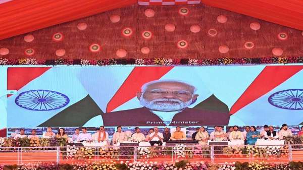 माताओं बहनों का कल्याण हमारी पहली प्राथमिकता है.... प्रधानमंत्री मोदी ने महिलाओं के खाते में ट्रांसफर किए पैसे, देंखें तस्वीरें