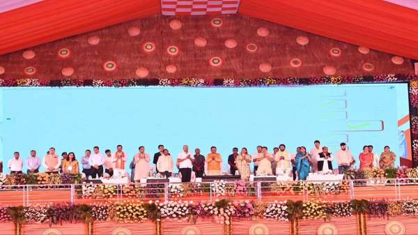 माताओं बहनों का कल्याण हमारी पहली प्राथमिकता है.... प्रधानमंत्री मोदी ने महिलाओं के खाते में ट्रांसफर किए पैसे, देंखें तस्वीरें