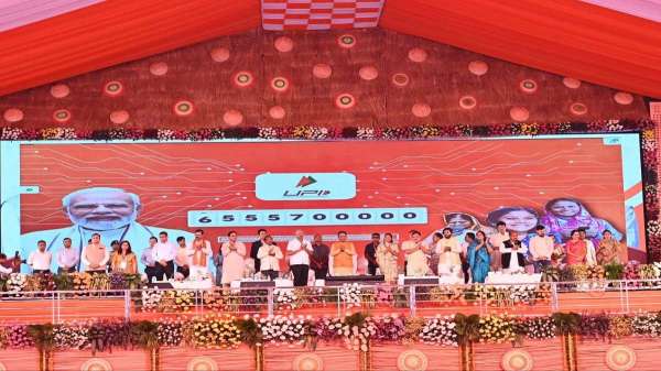 माताओं बहनों का कल्याण हमारी पहली प्राथमिकता है.... प्रधानमंत्री मोदी ने महिलाओं के खाते में ट्रांसफर किए पैसे, देंखें तस्वीरें