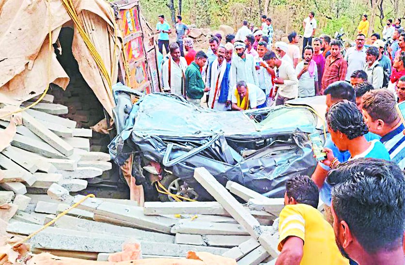 मरकाटोला दुर्घटना: कार के ऊपर ट्रक पलटने से चार लोगों की मौत का मामला