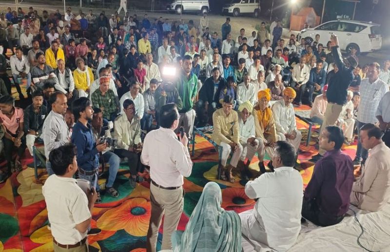 रात्रि चौपाल में कलेक्टर से महिला बोली - शहर और गांव में भेदभाव क्यों?