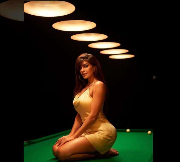 Jacqueline Fernandes jaw dropping hotness photos go viral on Instagram