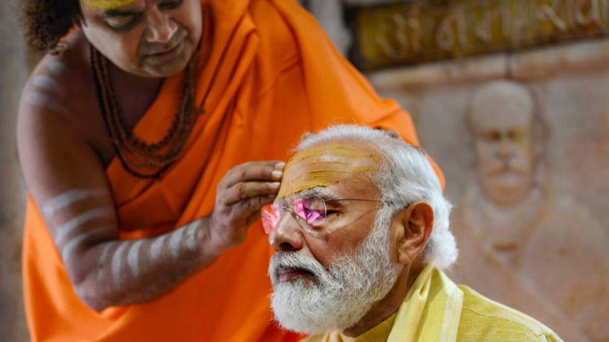 Video: हाथ में त्रिशूल, माथे पर चंदन और गले में माला, वाराणसी में महादेव अवतार
में दिखे PM मोदी