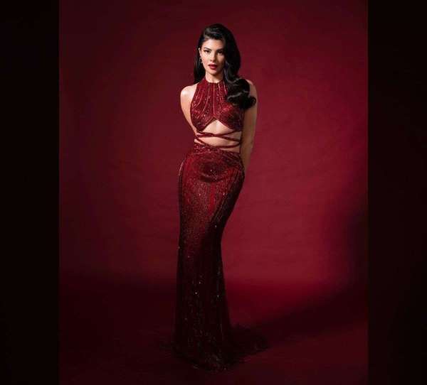 Jacqueline Fernandez vs Sonam Bajwa looks bold and hot in backless dress