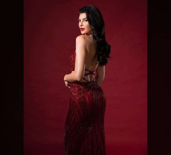 Jacqueline Fernandez vs Sonam Bajwa looks bold and hot in backless dress