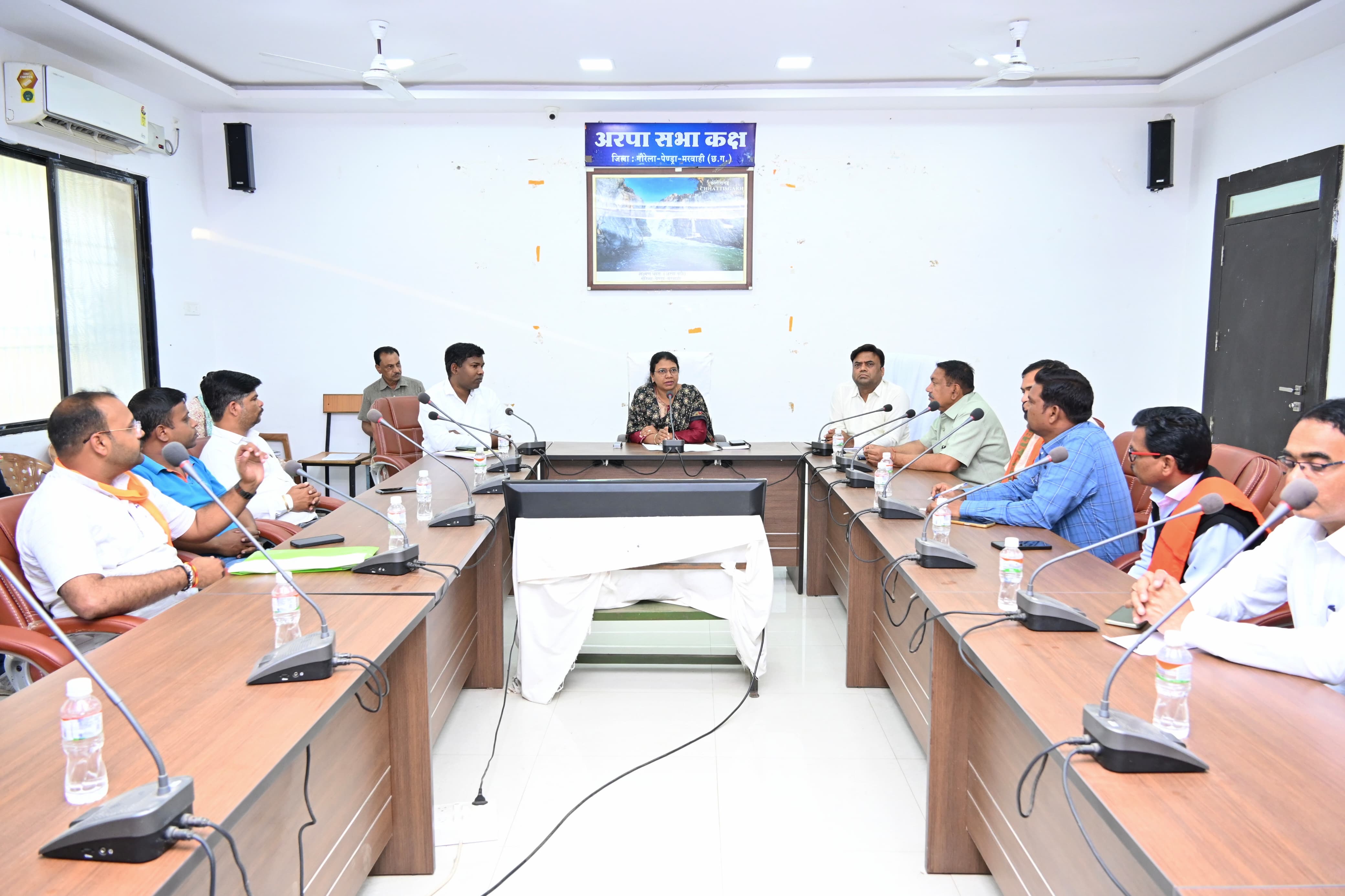 सहायक मतदान केंद्र प्रस्तावित करने के संबंध में जिला निर्वाचन अधिकारी ने राजनीतिक दलों की ली बैठक