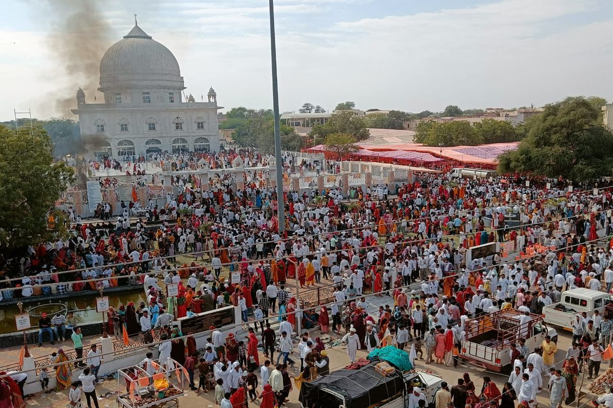 पर्यावरण शुद्धि : 50 मण घी और खोपरे की 10 किमी तक महक, पांच लाख ने लगाई जांभोजी को धोक